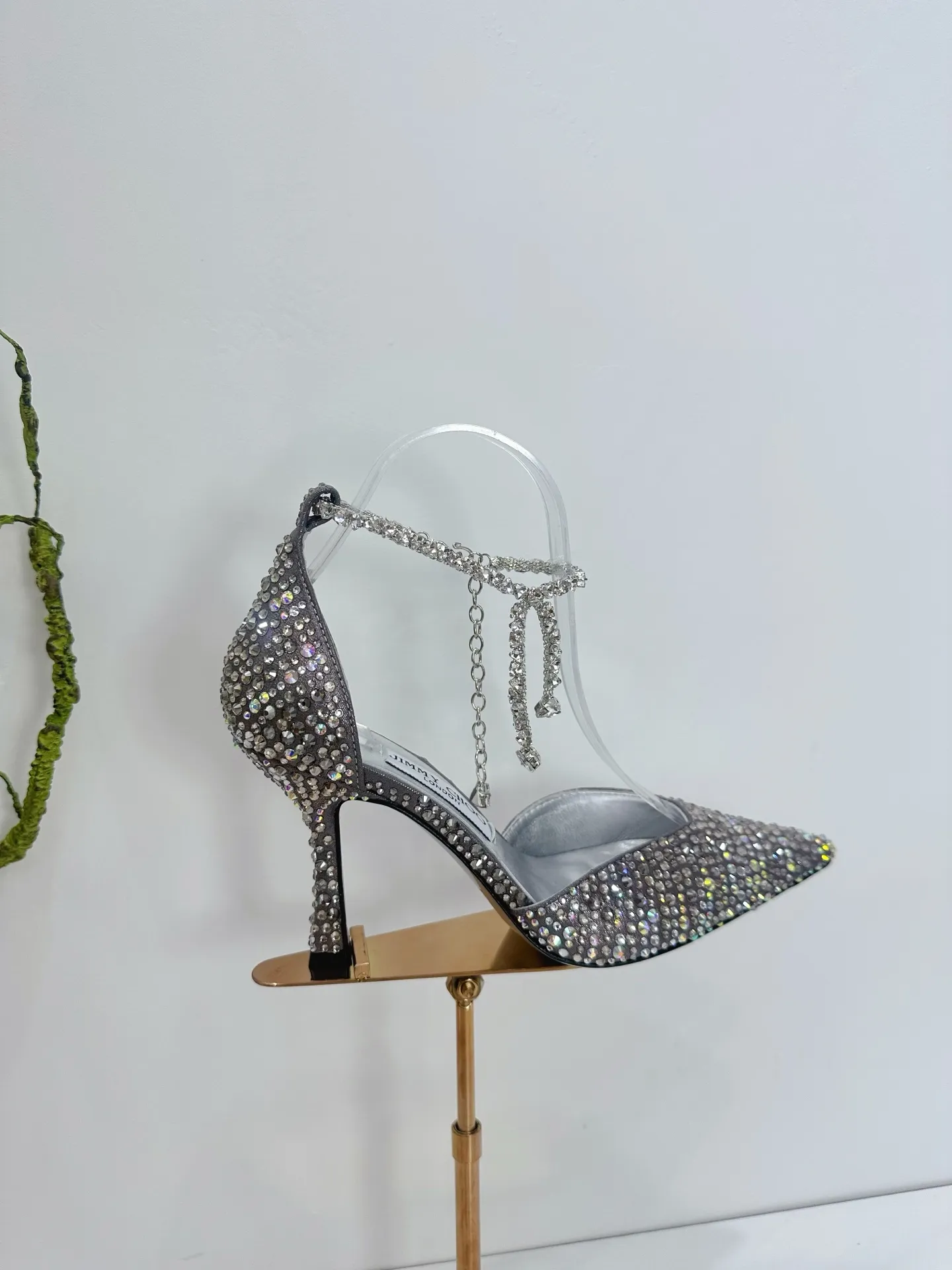 👟👟Ex-factory price 820👟👟 JIMMY CHOO (Jimmy CHOO) 💝💝💝 is a very comprehensive noble fashion lifestyle brand, with a series of women's high-heeled, medium-heeled, flat-heeled sandals with the same strap from major fashion bloggers and celebrities in Hong Kong and the United States.  The Australian pointed toe, round toe and square toe series are simply beautiful. Fall in love with elegance and playful sense of the future. Just by looking at them, you want to own them immediately, but you can really think about a pair of exquisite high heels~~~~~~~~~~~~~~~~~ 💝This series is specially designed for extraordinary and indifferent ladies, thus creating a unique overall effect, Jimmy Choo Design products that inspire women to move forward and show their charm💝💝💝 1⃣️Material: Imported silk hot diamond 2⃣️Inner: Imported Italian lambskin, super soft and delicate 3⃣️Outsole: Imported Italian original original color genuine leather injection molded outsole Heel height 8.5 4⃣️Code number: 35 to 39 (34.40.41.42. Customized)